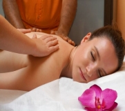 Relaks masaža, šta je to? Relaks masaža je upravo ono na šta njen naziv aludira. To je masaža koja se striktno koristi sa ciljem odmora i relaksacije.  Ova masaža nije dizajnirana da ima terapeutski efekat u smislu otkolanjanja hronicne boli i nelago